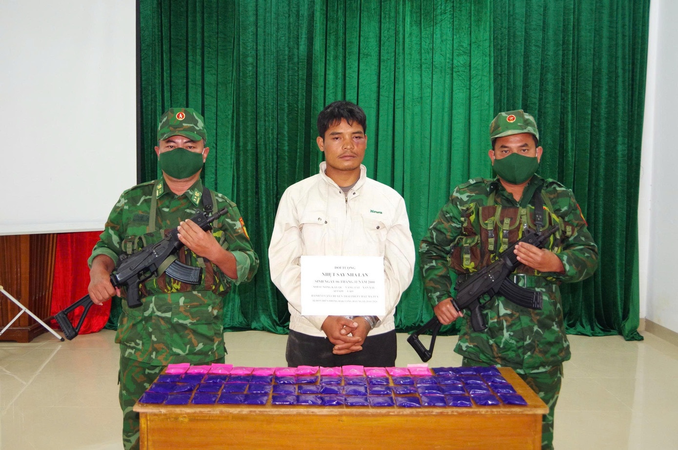 Doi tuong nguoi Lao van chuyen hon 12.000 vien ma tuy tong hop hinh anh