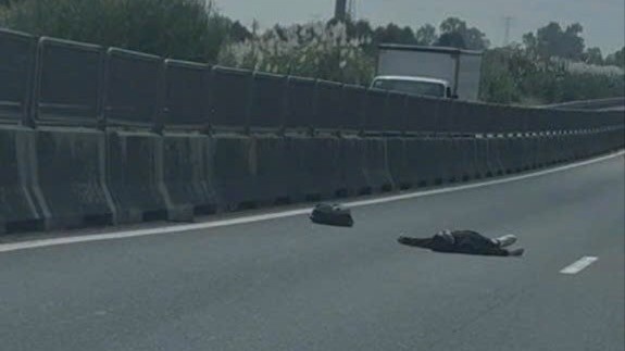 Khoi to 2 doi tuong lien quan vu nguoi nuoc ngoai tu vong tren cao toc hinh anh