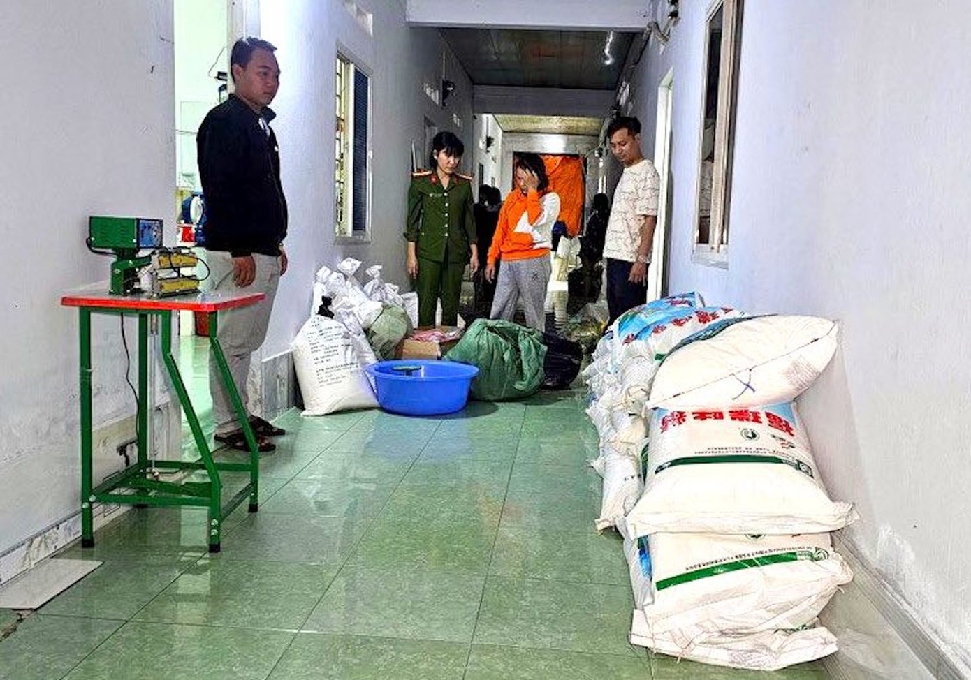 Mua phu gia thuc pham tu Trung Quoc roi 'ho bien' thanh hat nem Knorr hinh anh