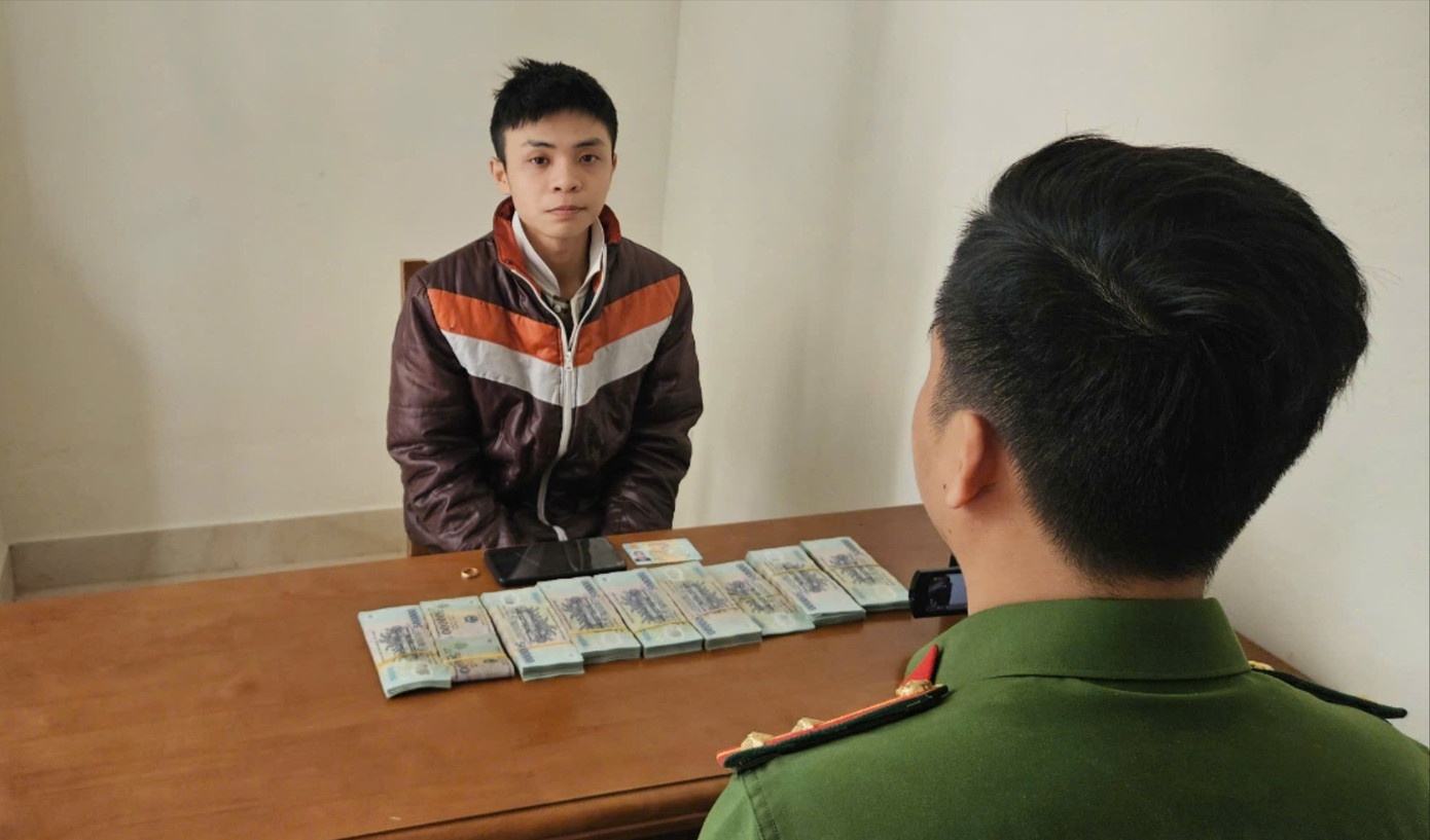 Mang gan 3 luong vang len benh vien, nu nhan vien y te bi trom sach hinh anh