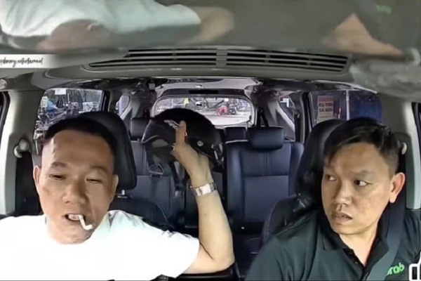 Bi nhac nho khong hut thuoc, nguoi dan ong cam mu bao hiem dap oto hinh anh