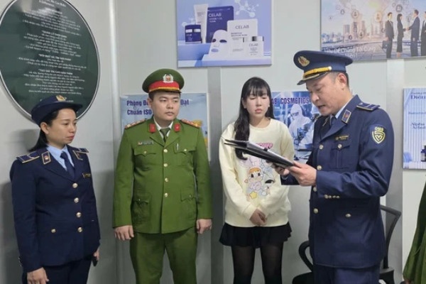 Khoi to 2 'nu quai' san xuat, tieu thu hon 10.000 chai thuoc nhuom toc hinh anh