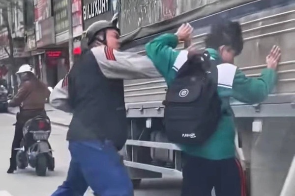 Nam sinh bi nguoi dan ong dam lien tiep vao dau sau va cham giao thong hinh anh