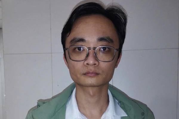 Cong tac vien Cong ty dau tu Sky Pacific Viet Nam lua dao tien du hoc hinh anh