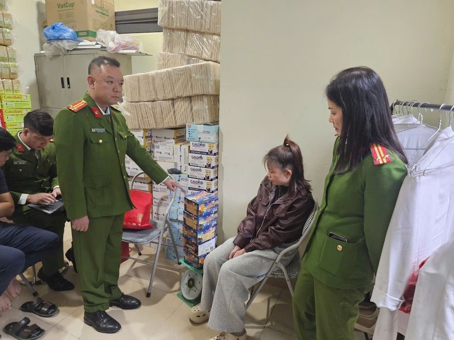 Co gai giup ban trai mang hon 8 kg phao di cat giau trong benh vien hinh anh