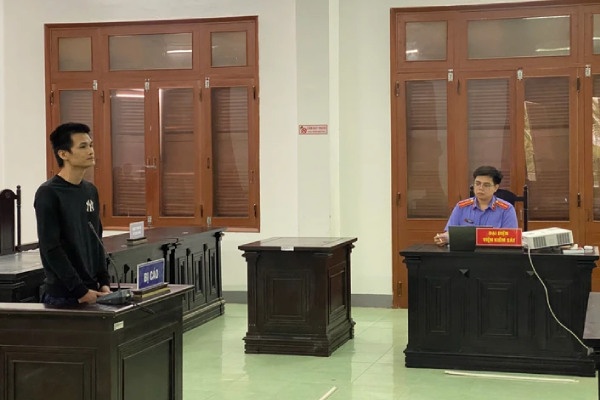 Vu danh thai phu, hoi 'biet tao la ai khong': Bi cao lanh 6 thang tu hinh anh