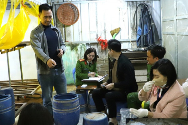 Bat tam giam doi tuong san xuat gan 2,8 tan gia do bang chat cam hinh anh