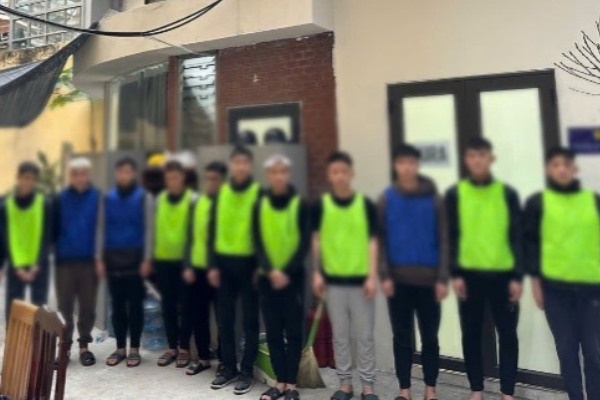 Tam giu nhom doi tuong su dung binh xit hoi cay, sung ban phao diem hinh anh