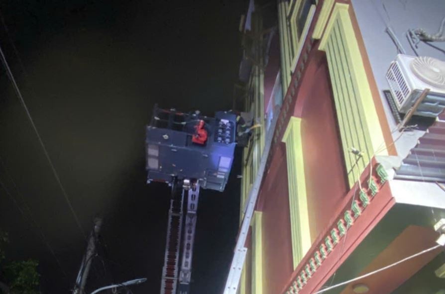 Cuu 15 nguoi thoat khoi dam chay quan ca phe o Ha Noi hinh anh