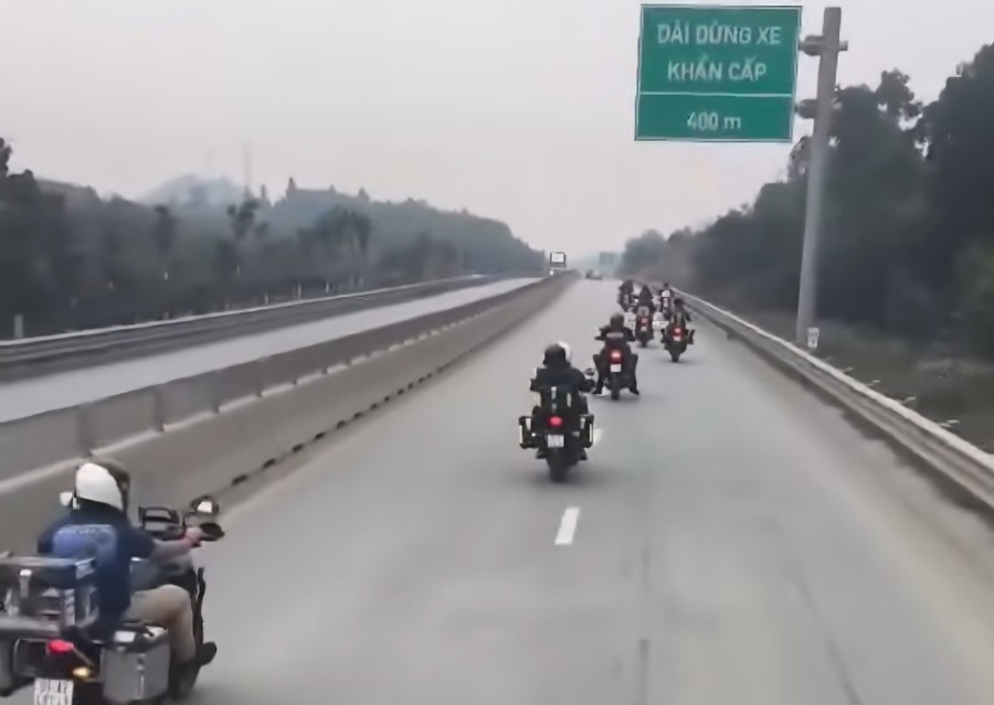 Xu phat 11 nguoi nuoc ngoai di mo to phan khoi lon vao cao toc hinh anh