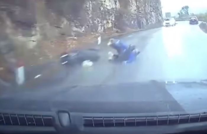 Lan lan, vuot au chet chet hai nguoi tren deo van than nhien hinh anh