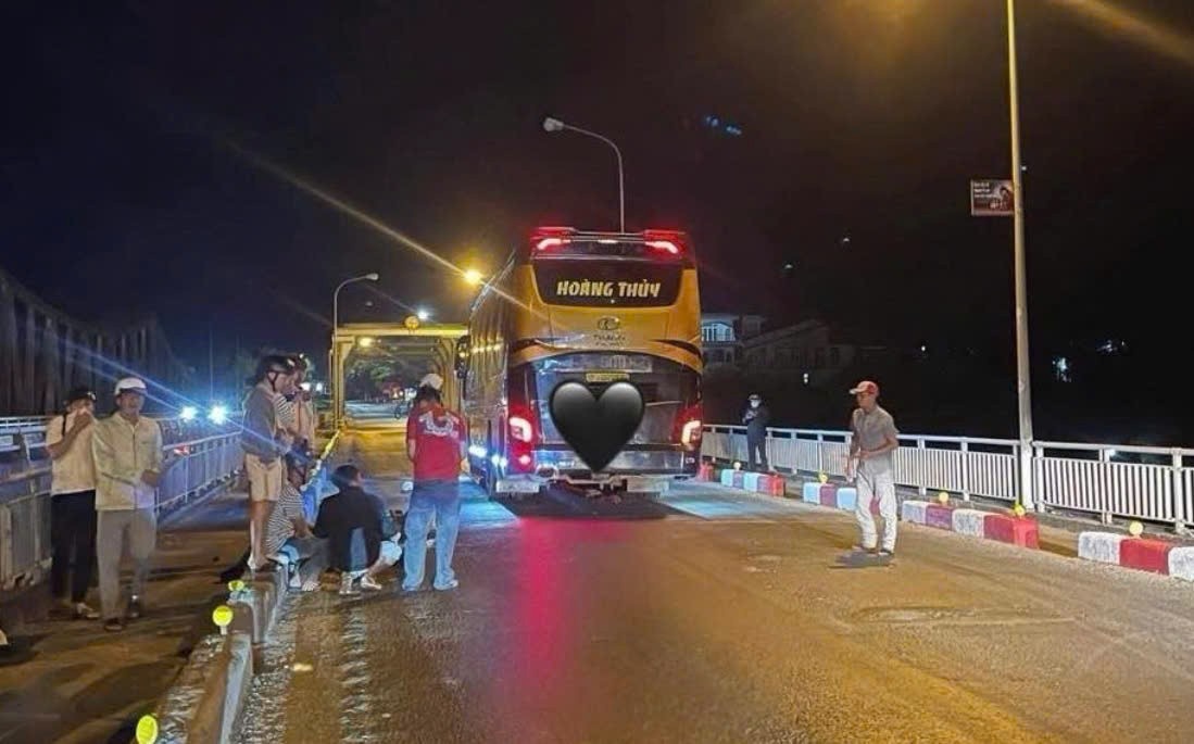 Gap nan trong dem, nam thanh nien tu vong duoi banh xe khach hinh anh