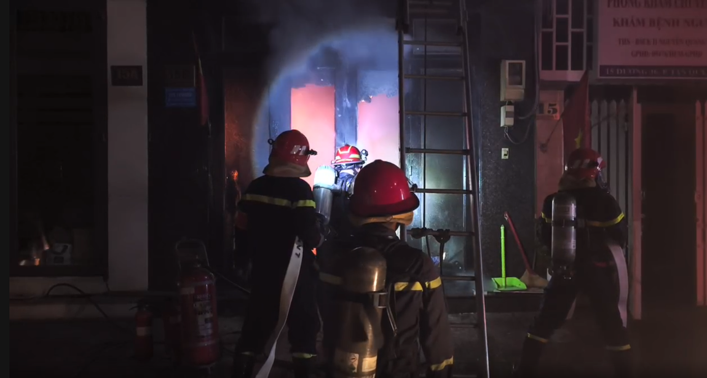 Chay nha o TP.HCM luc rang sang, canh sat giai cuu 4 nguoi hinh anh