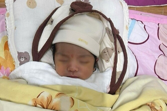 Be trai 7 ngay tuoi bi bo roi truoc cua nha dan hinh anh