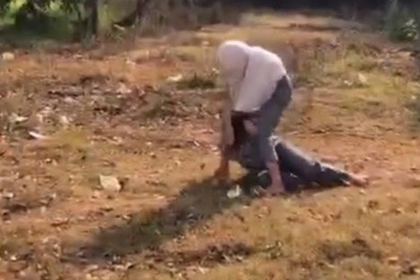 Nu sinh lop 6 bi ban danh nhap vien hinh anh