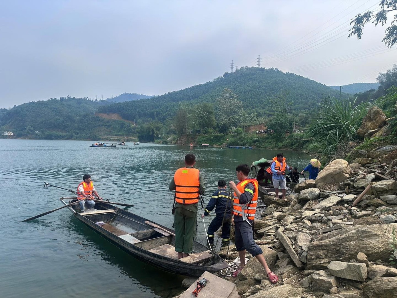 Lat thuyen thuy dien anh 1