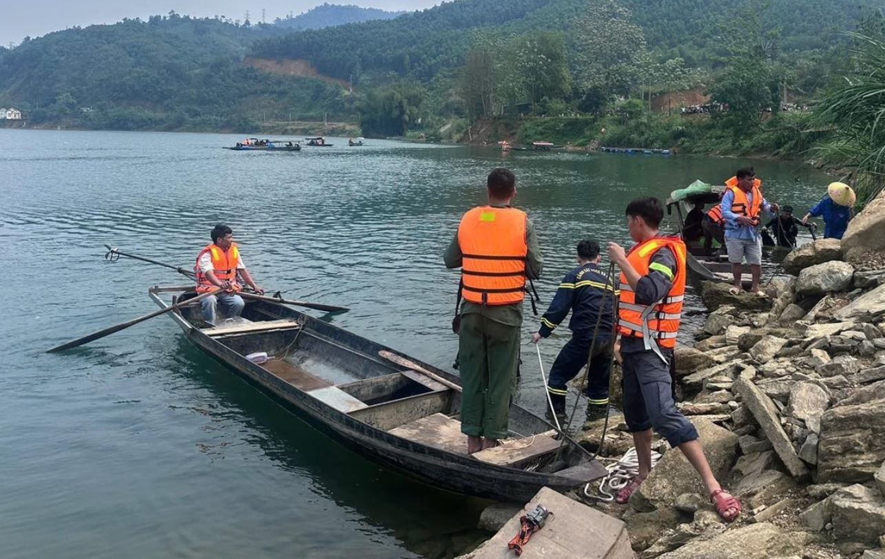 Lat thuyen danh ca tren ho thuy dien, hai vo chong tu vong hinh anh