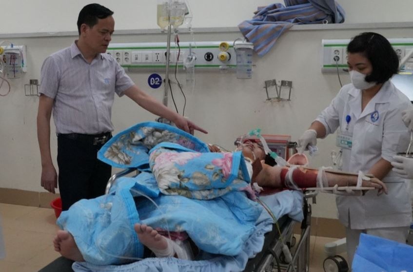 Tin moi vu xe khach 29 cho lao xuong vuc hinh anh