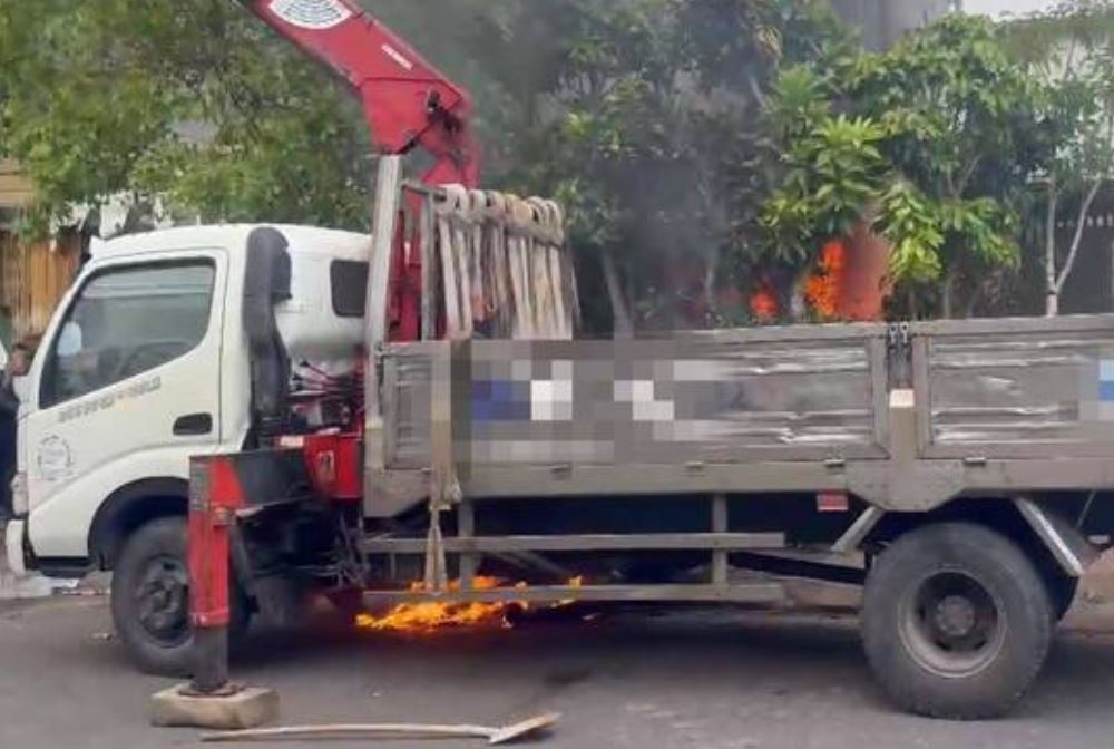 Xe cau vuong day dien phat no o Lam Dong, tai xe tu vong hinh anh