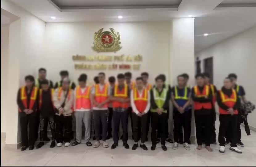 Sanh Lounge,  Chu Sanh Lounge,  nhan vien Sanh Lounge,  Giam doc Sanh Lounge,  Dan choi Sanh Lounge,  dong da anh 1