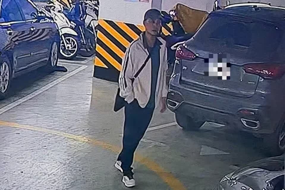 Guong chieu hau,  oto Mercedes anh 1