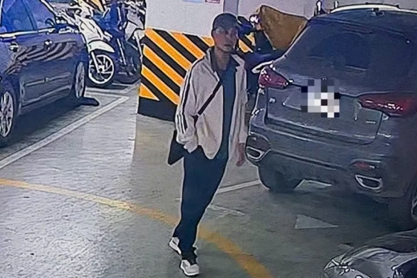 Bat 'sieu trom' hang loat mat guong chieu hau oto Mercedes o Ha Noi hinh anh