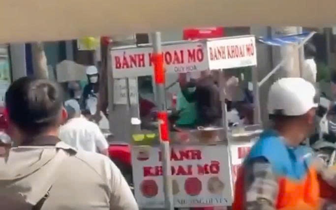 Clip vu au da tren pho do mau thuan kinh doanh hinh anh