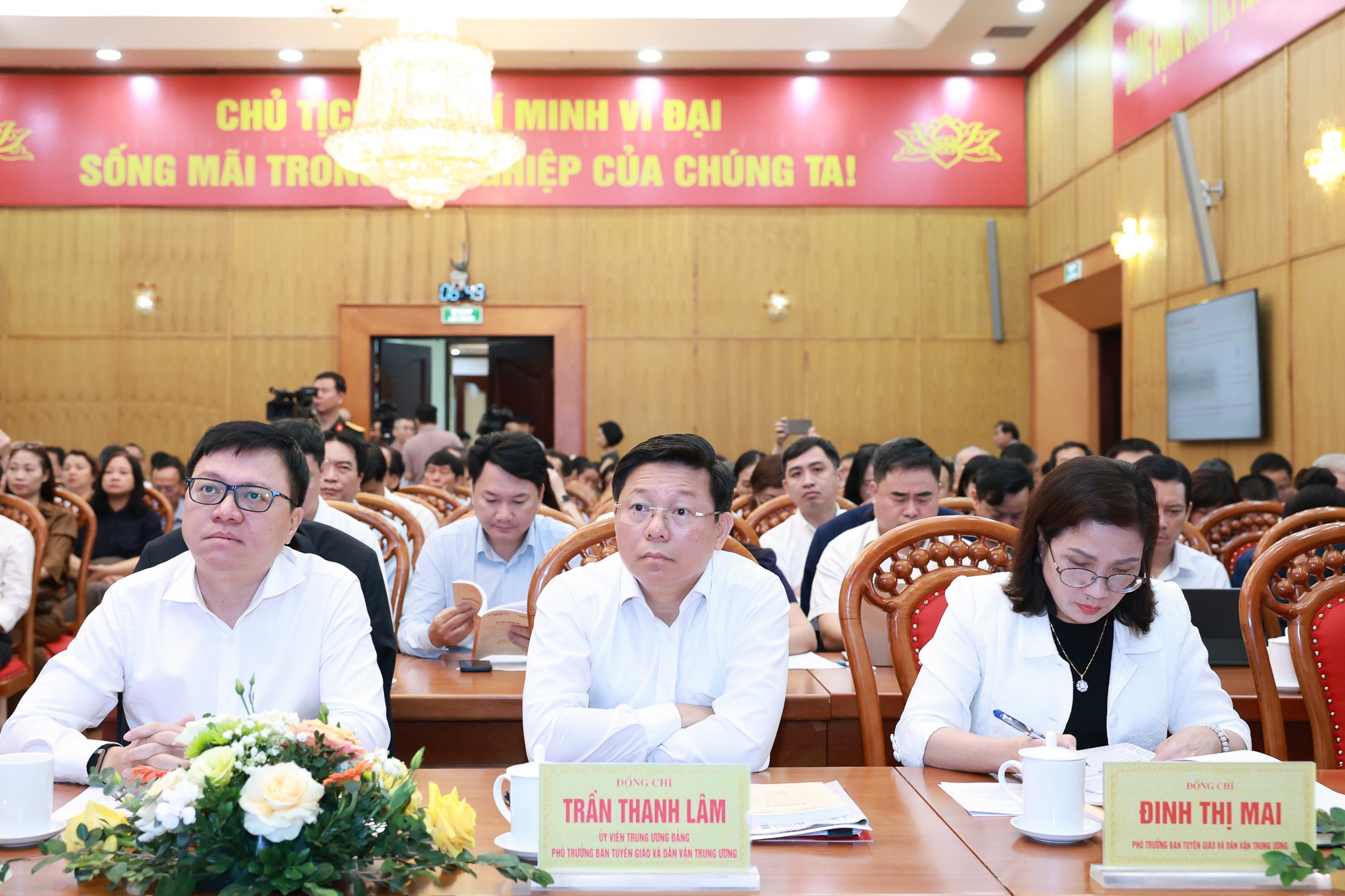 Moi cuon sach phai phan anh khat vong dan toc hinh anh