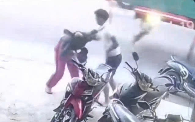 Clip: Nguoi dan ong dung dep danh toi tap mot phu nu tren duong hinh anh