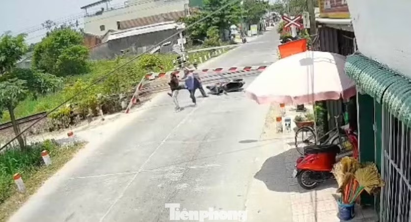 Clip nguoi dan ong lai xe may tong gay can chan. hinh anh