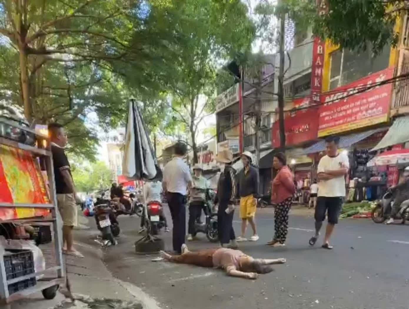 Nhac nho dau xe, mot phu nu o Dak Lak bi xo nga xuong duong hinh anh