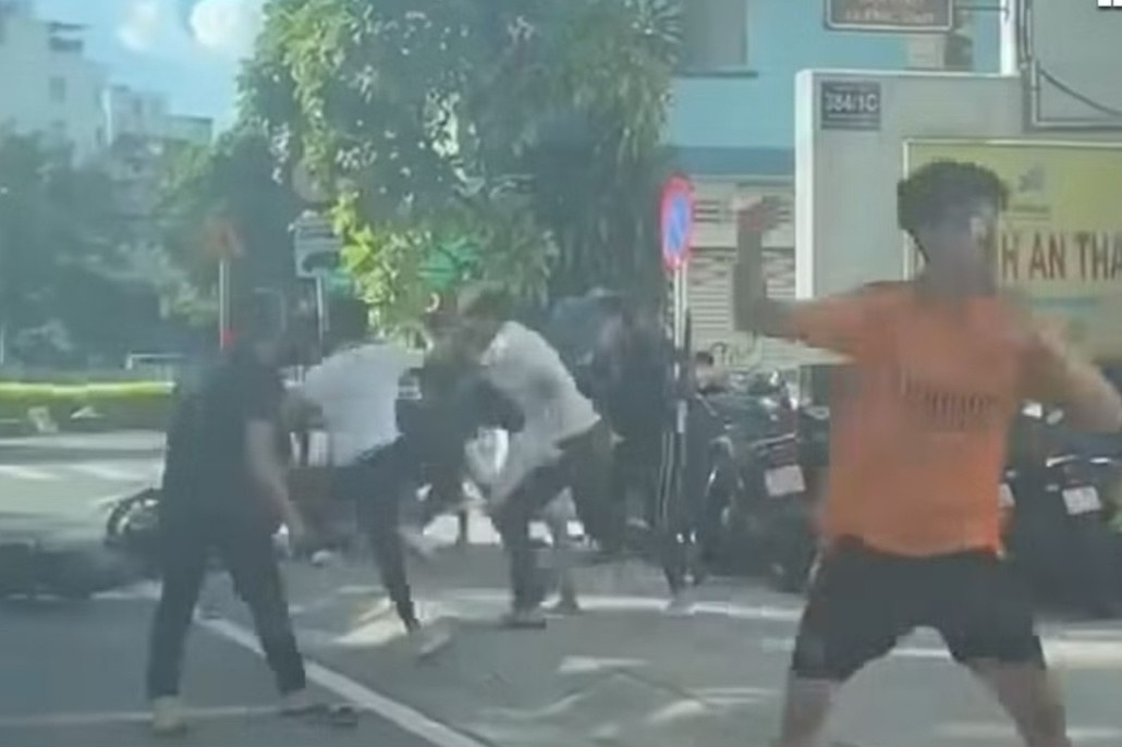 Xon xao clip nhom nguoi danh hoi dong tren duong pho TP.HCM hinh anh