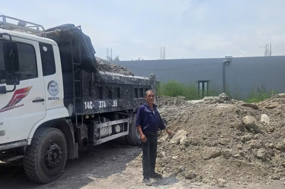 Khởi tố hai người đổ trái phép hơn 261 tấn chất thải bê tông