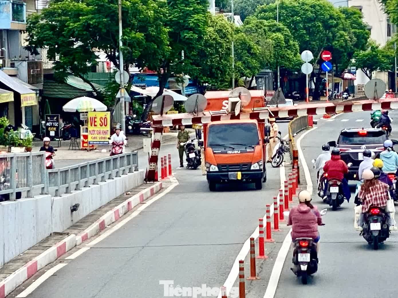 Xe tải mắc kẹt ảnh 1