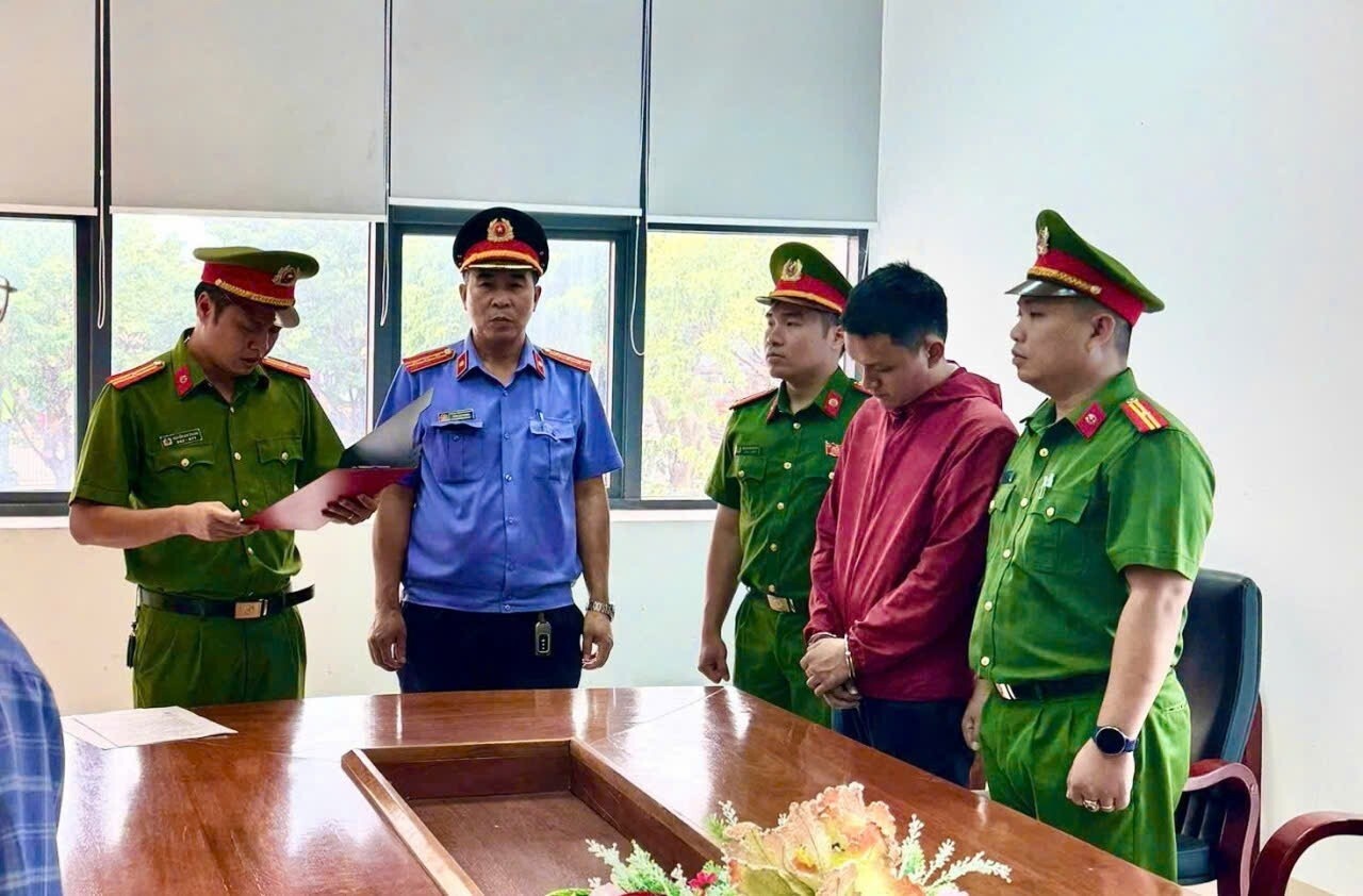 Nhan vien ngan hang lua dao, chiem doat hon 29 ty dong hinh anh