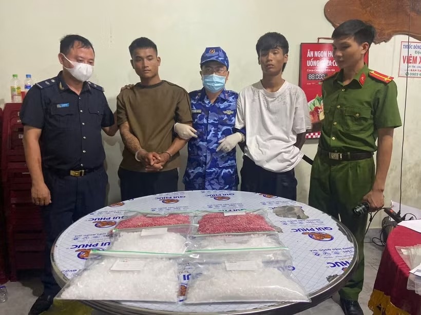 Hai quan thu giu luong lon hong phien, ma tuy, vu khi quan dung hinh anh