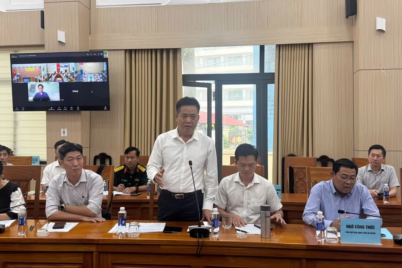 vụ lật ca n&ocirc; ảnh 2
