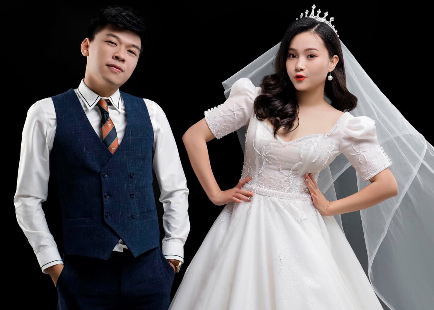 Dien vien hai Trung Ruoi dang anh cuoi voi nghe si mua hinh anh