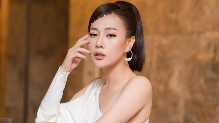 'Quynh bup be' Phuong Oanh cang thang khi hon Dinh Tu trong phim hinh anh