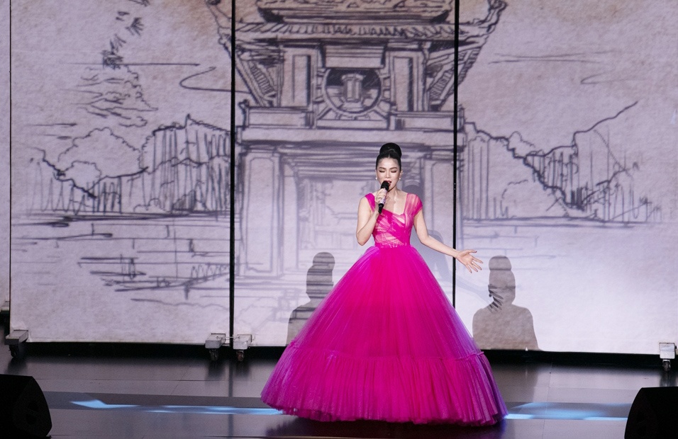 Le Quyen live show Ha Noi anh 1
