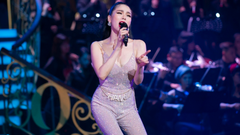 Le Quyen rung rung nuoc mat trong live show tai Ha Noi hinh anh