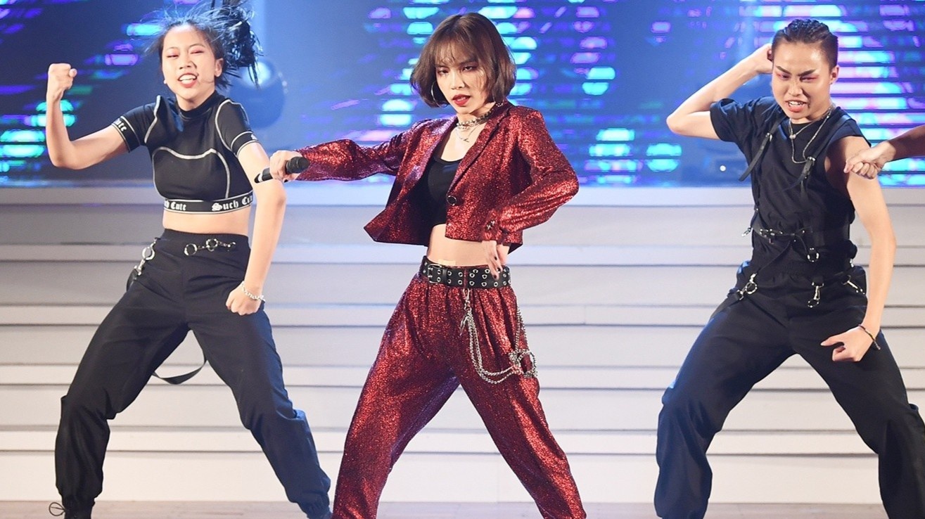 Nu sinh lop 11 chien thang cuoc thi hat tieng Han hinh anh