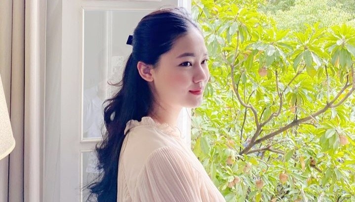 A hau Thanh Tu trang tri biet thu don Tet hinh anh