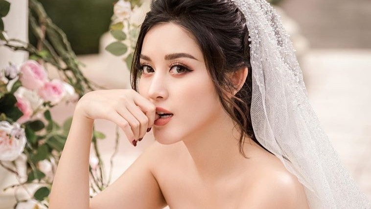 A hau Huyen My lo lang sau khi bi ngat o san bay hinh anh