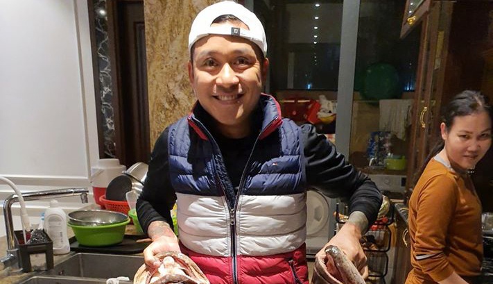 Tuan Hung goi banh chung Tet tai nha rieng hinh anh