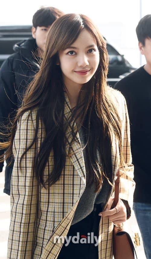 Lisa (BlackPink) thay đổi tóc mái ảnh 1 Lisa (BlackPink) thay doi toc mai anh 1