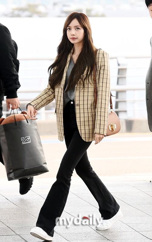 Lisa (BlackPink) thay đổi tóc mái ảnh 5 Lisa (BlackPink) thay doi toc mai anh 5