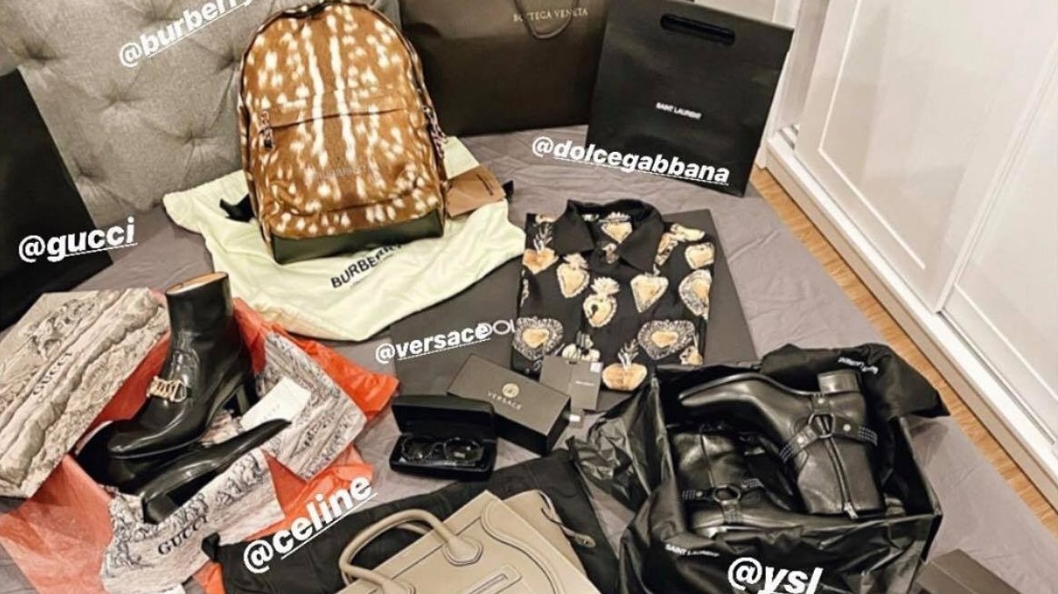 Duc Phuc sam loat do hieu don Tet hinh anh