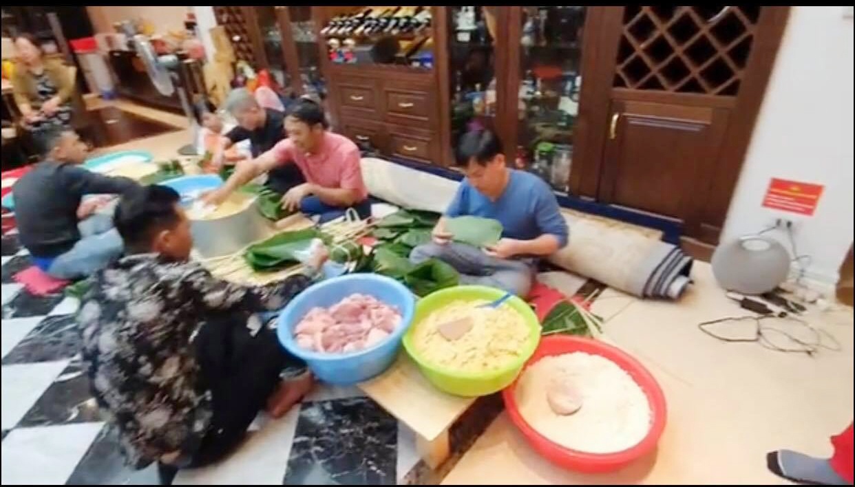 Tuan Hung goi banh chung Tet anh 1