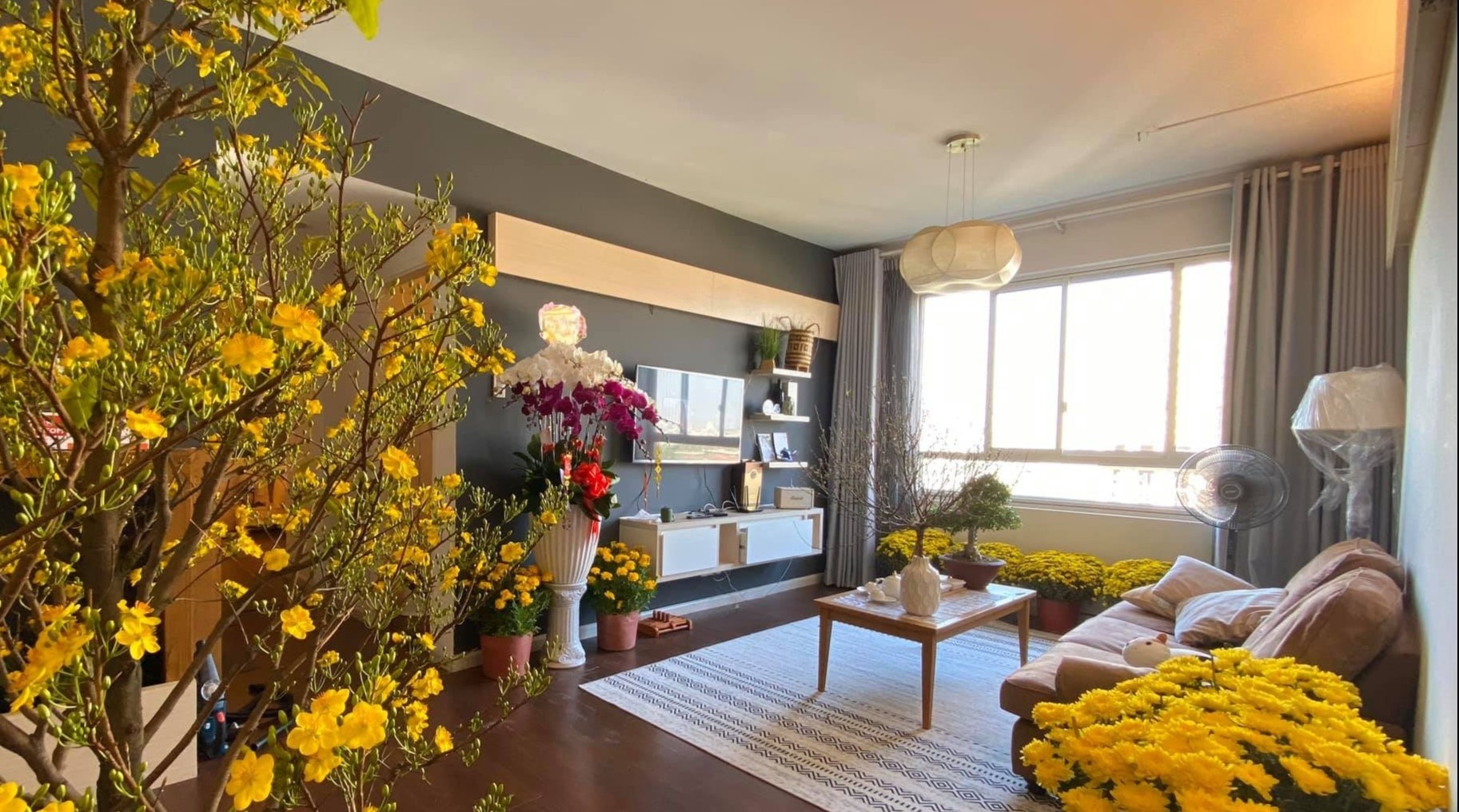 H'Hen Nie trang tri nha dip can Tet hinh anh